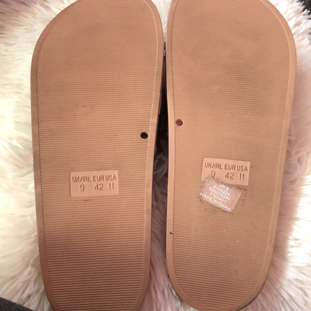 ASOS DESIGN Wide Fit Freya pool slider in beige - Picture 2 of 2